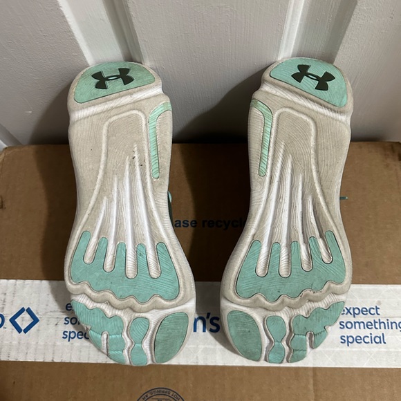 Under Armour Women’s Soeedform Apollo Sneakers - Picture 3 of 4